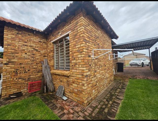 3 BEDROOM TOWNHOUSE FOR SALE IN GREENHILLS